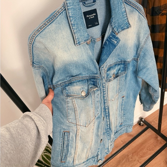 Abercrombie & Fitch Light Wash Denim Jacket - Picture 5 of 6